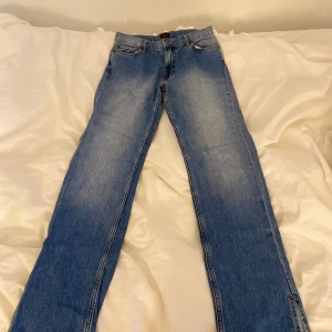 Blå raka jeans från NLY Jeans - Klassiska blå jeans från NLY Jeans med raka ben och normal passform. De är i storlek 36. Jeansen har fem fickor, ljus tvätt och synliga sömmar i kontrastfärg. Tillverkade i slitstarkt denimtyg som ger en tidlös look. Priset kan diskuteras!