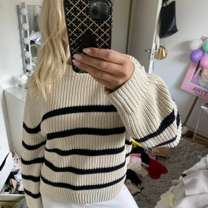 Randig stickad tröja & Other Stories - Beige stickad tröja från & Other Stories med svarta ränder. Inte kommit till användning mer än fåtal gånger så är i mycket bra skick. Lite overzied i storleken. Perfekt för att ha nu till sommarkvällar!🩷