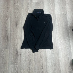 Långarmad picke från Ralph Lauren - Snygg långärmad pike från Raplh lauren i en svart färg. Piken är i storlek M men sitter mer åt S och i väldigt bra skick! Hör av er vid frågor / funderingar. 