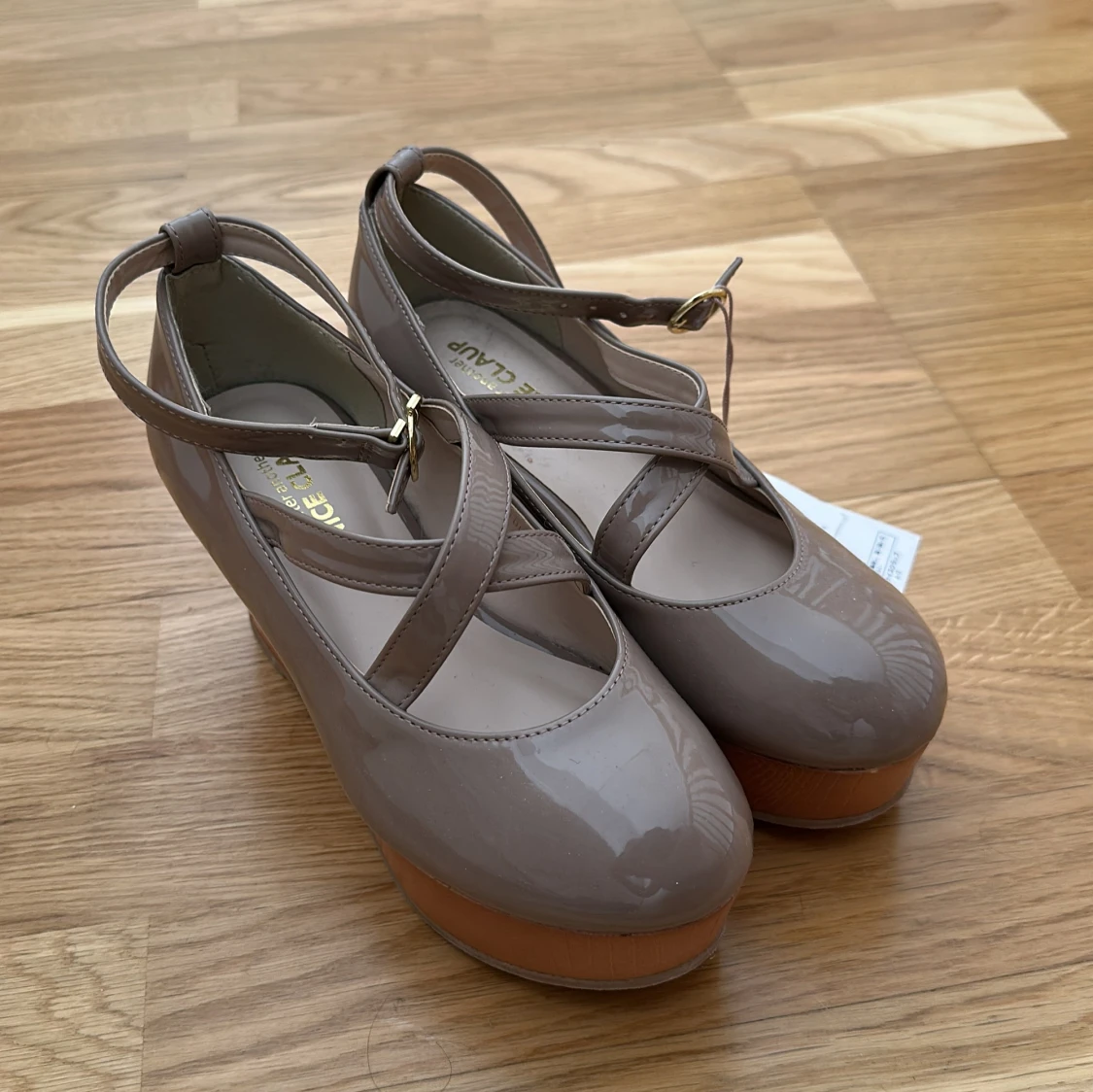 Beige platå ballerinaskor från NICE CLAUP