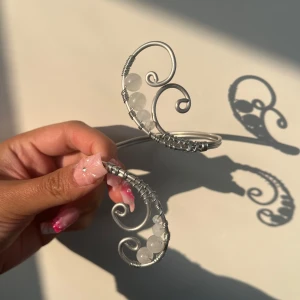 Armcuff  - 🌸Går att böja ut eller in för att få din perfekta passform 🌺 🌸Finns både i silver och guld✨  Gör även customs!! Skicka in bild eller din idé så kan vi nog säkert lösa det 🥰