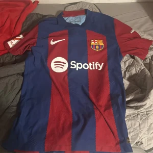 Barcelona tröja - Det är en barcelona tröja och är nummer 8 pedri 