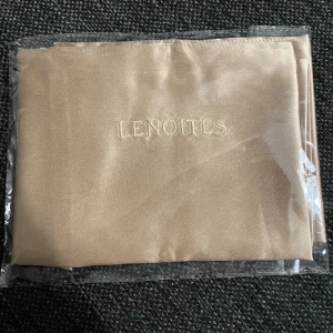 Silkesörngott från Lenoites - Ny och oanvänd! Att använda Lenoites® örngott rekommenderas av hudläkare, frisörer och skönhetsexperter!  Lenoites använder 100 % rent mullbärssilke. 100% 22 Momme 6A Grade OEKO-TEX certifiering.