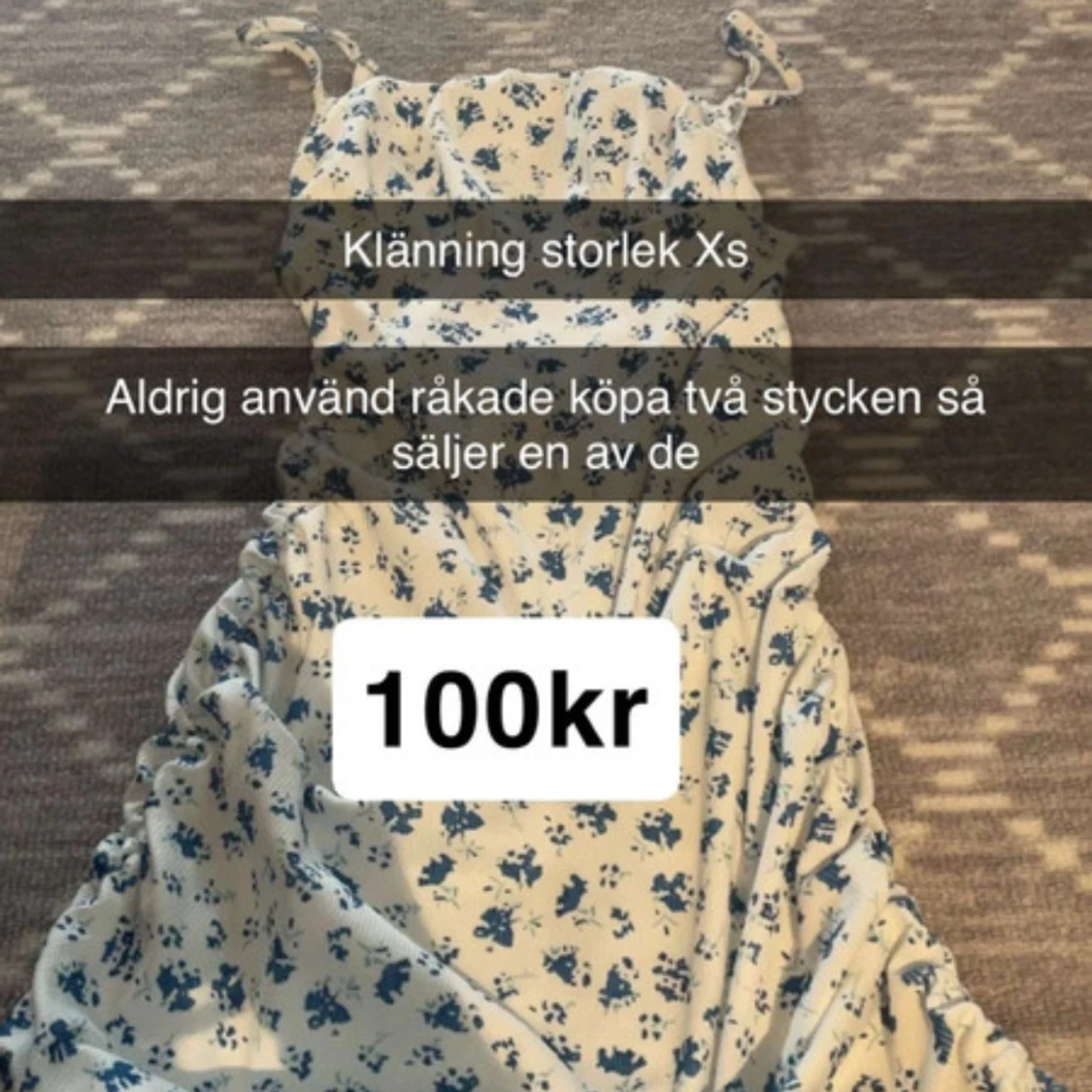 Blommig sommarklänning XS