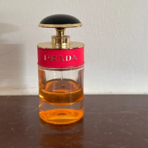 Prada parfym  - Prada parfym, 30 ml-flaska.               Vet inte exakt men jag gissar på att kvar finns ca 10-15 ml. Gör din egen bedömning! Sprayhuvudet sitter löst men det går utmärkt att spraya. Eftersom locket sitter bra sitter även sprayhuvudet säkert. Se bilder! OBS! Originalförpackningen finns inte längre kvar.