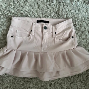 Jeanskjol / volangkjol - Supper gulig ljusrosa jeanskjol / volangkjol med svarta detaljer. Har själv sytt den! midjemåttet totalt är 71cm🩷