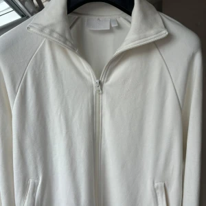 Vit ziptröja från Ascaro x Eton - Säljer en vit ziptröja från Eton. Köpt på NK för 1500kr. Säljer pga den inte passar mig längre.