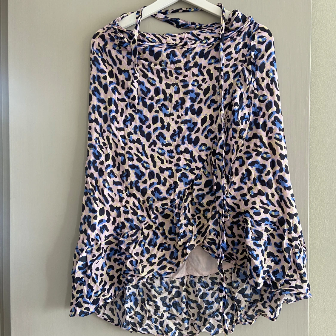 Leopardmönstrad volangkjol i blått och rosa, storlek S