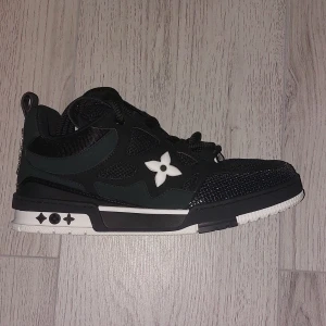 Svarta LV skates. - Snygga svarta Louis Vuitton skates helt oanvända. Pris kan diskuteras.