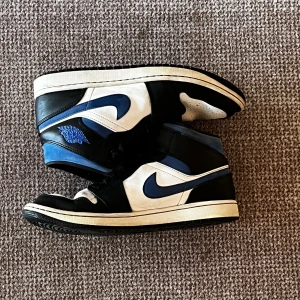 Air Jordan 1 Mid  - Säljer ett par Air Jordan 1 Mid Racer Blue, EU 45.5. De är använda och har fläckar, därav det låga priset. Originalkartongen finns inte.                                        Nypris 2000+ kr, mitt pris: 395kr.