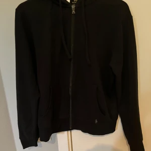 Ralph lauren hoodie  - En helt ny Ralph lauren hoodie som inte är använd mer än 3 gånger. Mycket fin hör av er vid funderingar 