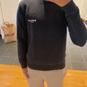 Mörkblå sweatshirt från Replay - Tjo! Säljer en stilren mörkblå sweatshirt från Replay med vit logga på bröstet. Priset är ej hugget i en sten, ställ frågor. Nypris ≈800kr köpte för 700kr (rea) storlek S, Skick: 9/10 