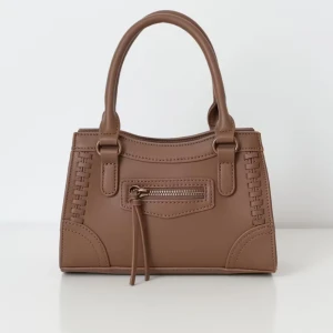 Brum Väska - Supersöt brun liten handväska från gina tricot. Mycket bra skick med den är använd. Helt slutsåld på hemsidan!!! Perfekt nu inför sommaren, den passar till allt🤗