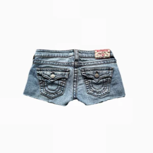 Jeansshorts  - Så snygga lowaist true religion jeans shorts. Midjemått: 35cm gylf: 17cm. Skriv privat om ni undrar något!🪽🩷