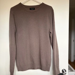 Kashmir tröja - 100% Kashmir tröja från Zara man.  Inga märkbara tecken på användning och är då i mycket bra skick! 🙌🌟 Nypris: Ca 1000 kr 