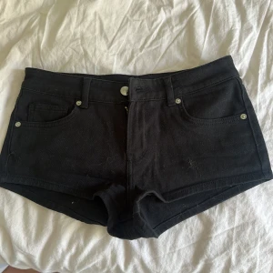 Lågmidjade jeansshorts  - Jättefina svarta jeansshorts som aldrig kommer till användning, lappen kvar och aldrig använda💞