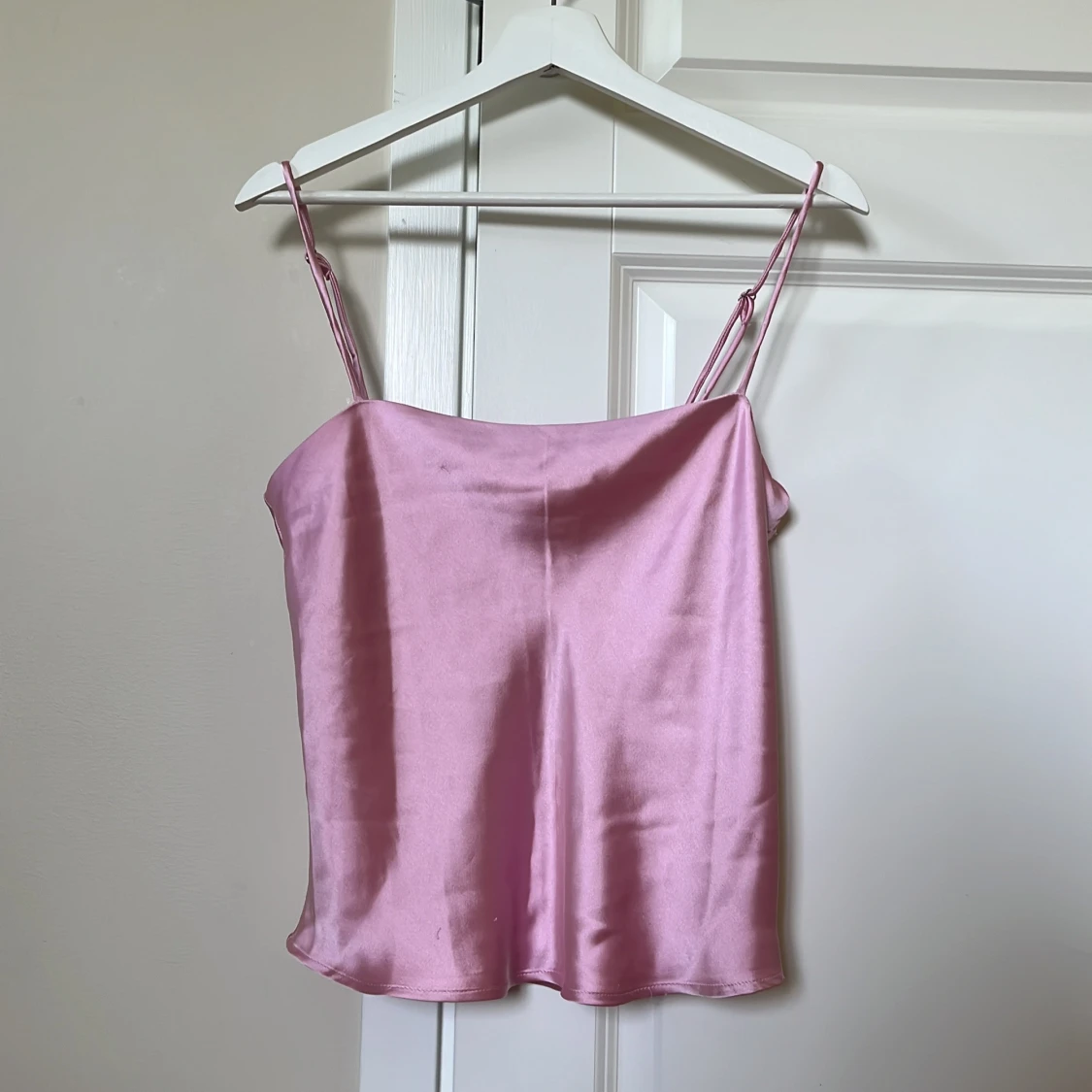 Rosa satinlinne från Gina Tricot