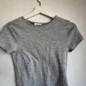 Grå basic t-shirt från Gina Tricot - Grå T-shirt från Gina Tricot. Är använd.
