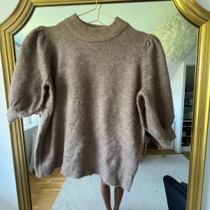 Brun stickad tröja från ONLY - Supermysig brun stickad tröja från ONLY med puffiga trekvartsärmar. Bra skick💕