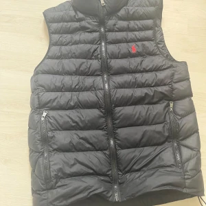 Ralph lauren väst XS - Hej, säljer nu min väst då jag ska köpa en annan. Väldigt bra skick och relativt ny. Väldigt sällsynt storlek också som är svår att få tag i, ganska stor k storleken så skulle säga att den passar folk som är runt 165-175 lite beroende på hur man vill att den ska sitta. Pris kan diskuteras vid en snabb och smidig affär.