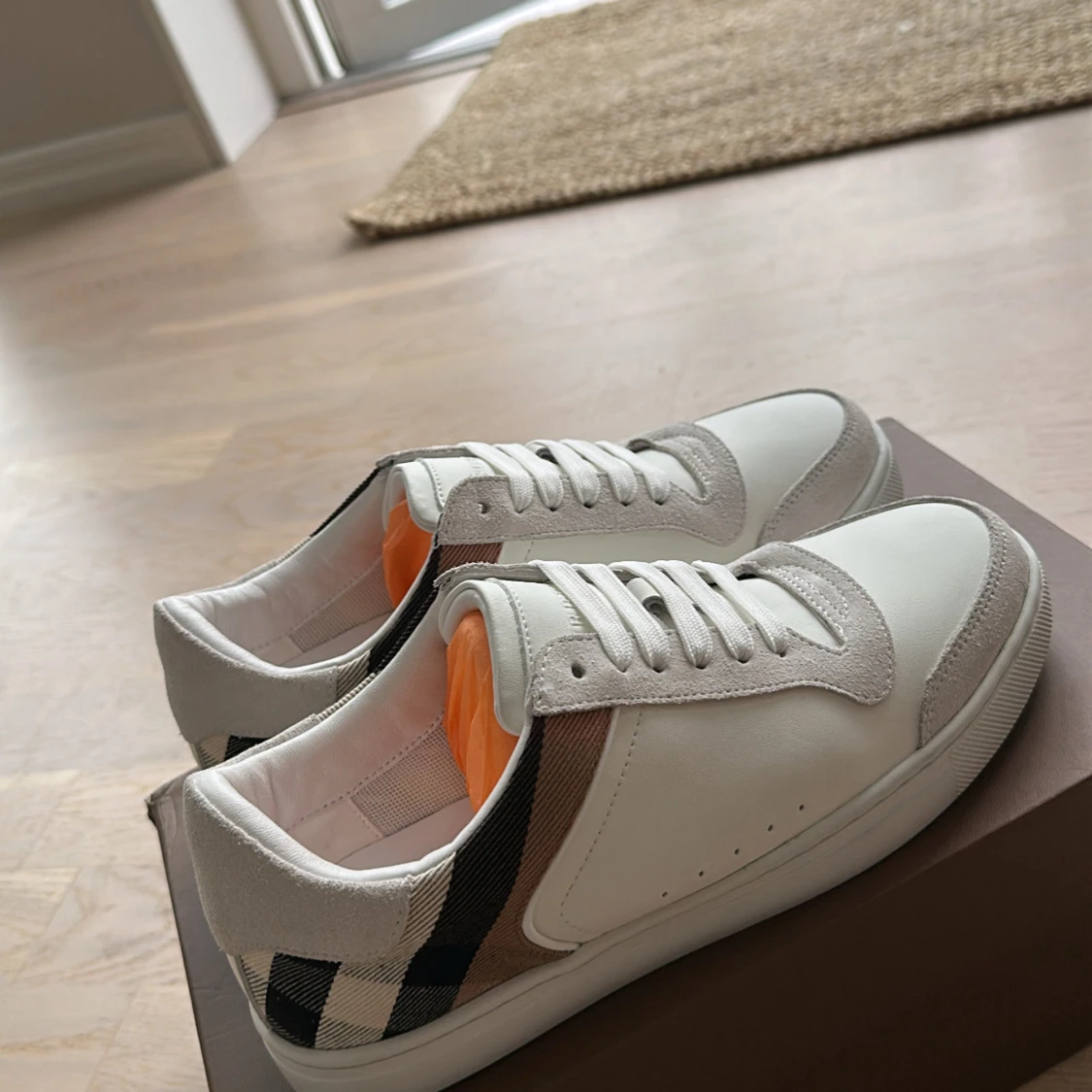 Burberry vita sneakers med rutigt mönster - 1