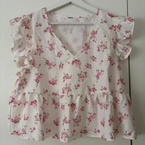 Blommig topp  - Säljer en blommig croppad topp 🌸💕