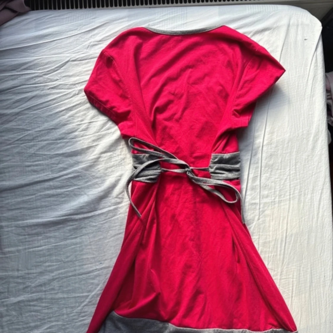 Röd omlotttopp med grå detaljer - 1