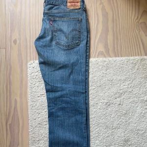 Lågmidjade Levis jeans  - Säljer ett par snygga lågmidjade jeans från Levis i storlek W32 L33. Jeansen är bootcut/raka i modellen. 