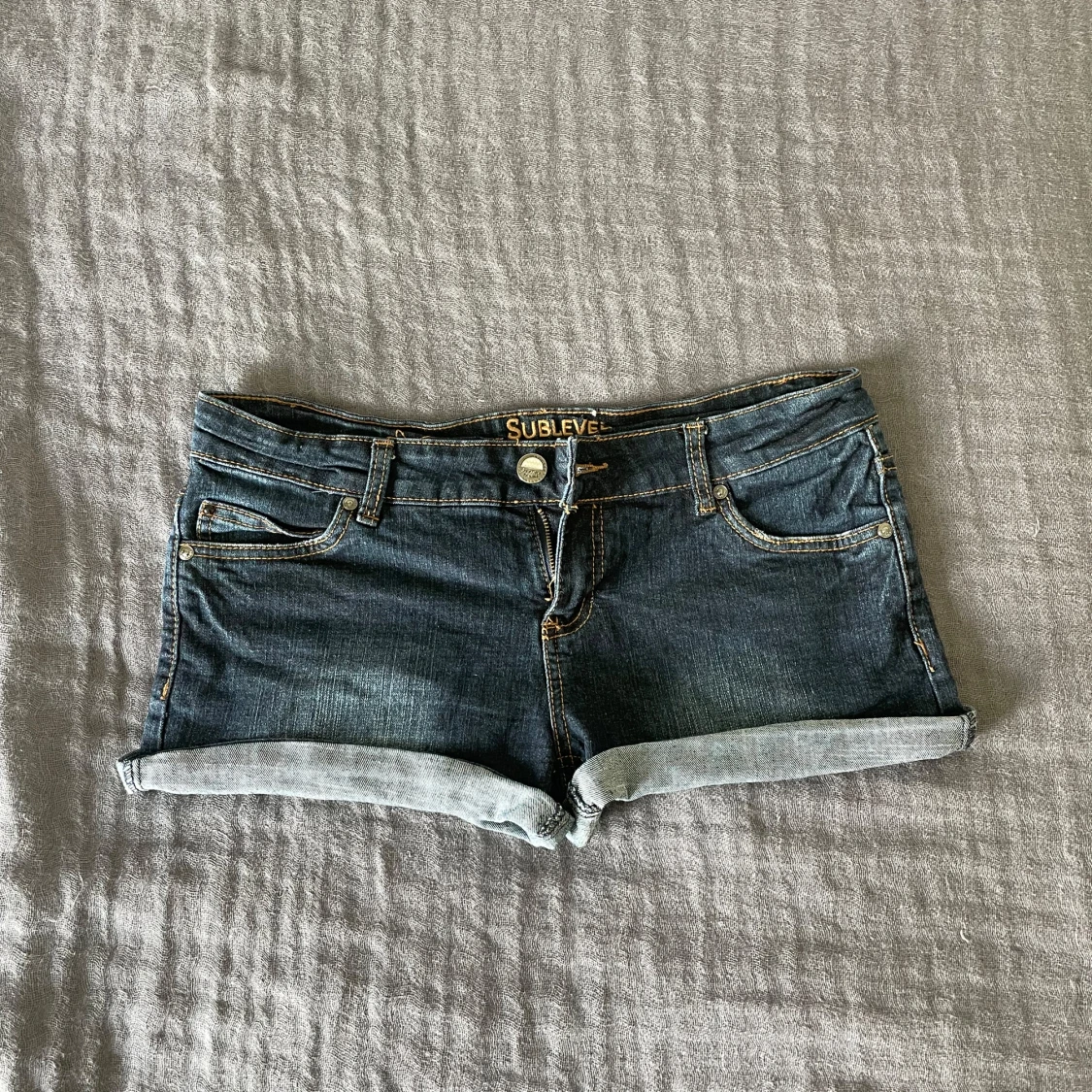 Mörkblå lågmidjade jeansshorts 