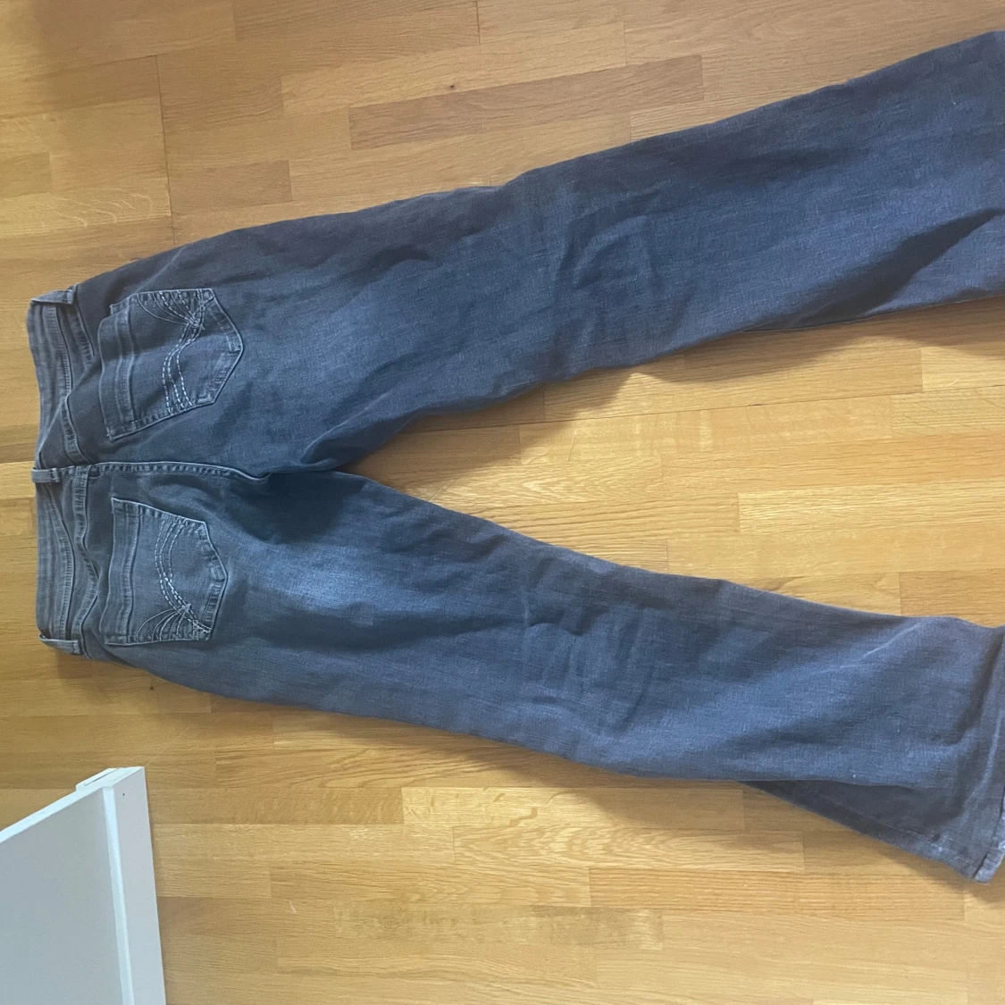 Mörkgrå lågmidjade botcut från hm - 2