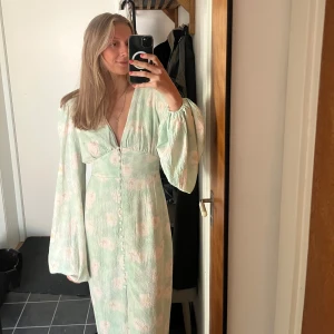 Adoore Positano dress pastel grön  - Säljer denna adoore klänningen, endast använd två gånger och i nytt skick. Den är i storlek 36. Betalning sker via swish.🙂köpare står för frakt!