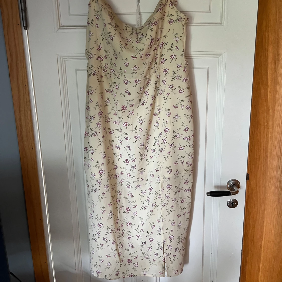 Blommig ljus långklänning med slits - 1