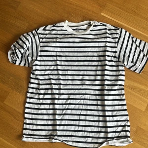 Randig långärmad och kortärmad tröja - Klassisk svart/vit randig tröja i mjukt och bekvämt material. I fint skick, utan fläckar eller hål. Perfekt till vardags! Man får båda för 50kr