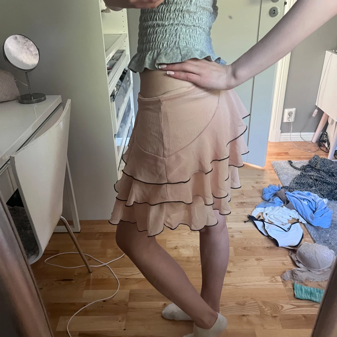 Beige volangkjol med svarta kanter - 1