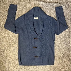 Dobber Cardigan  - Stilren Cardigan från Dobber | Skick 9/10 | Den är tjock och varm, Dunder för kyliga dagar ❄️ | Den har långa ärmar och stängs med tre träknappar framtill | Perfekt för en stilren look | Postas samma dag 📬 | Hör av dig vid minsta fundering! 😍