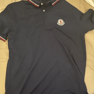 Marinblå Moncler pikétröja - Marinblå Moncler tröja storlek M. 