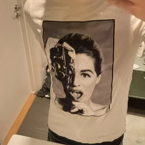 Limitato T-shirt - T-shirt från Limitato med unikt tryck, mycket gott skick. Kvalitéts material. Priset är definitivt rättfärdigat pga exklusiviteten i tröjan. Skriv om du har frågor😊