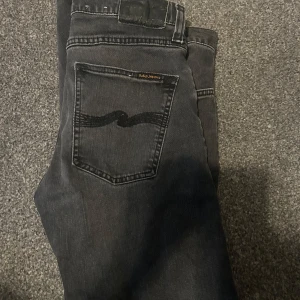 Nudie jeans 30/32 - Säljer mina sparsamt använda nudie jeans köpta från deras hemsida för 1600 modellen är Sten tvättat lean dean, priset är inte hugget i sten.