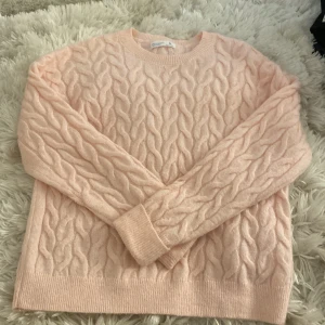 rosa kabelstickad tröja !  - jättesöt, i nytt skick!!! passar xs-l 🌊💘🥺🥺🥹