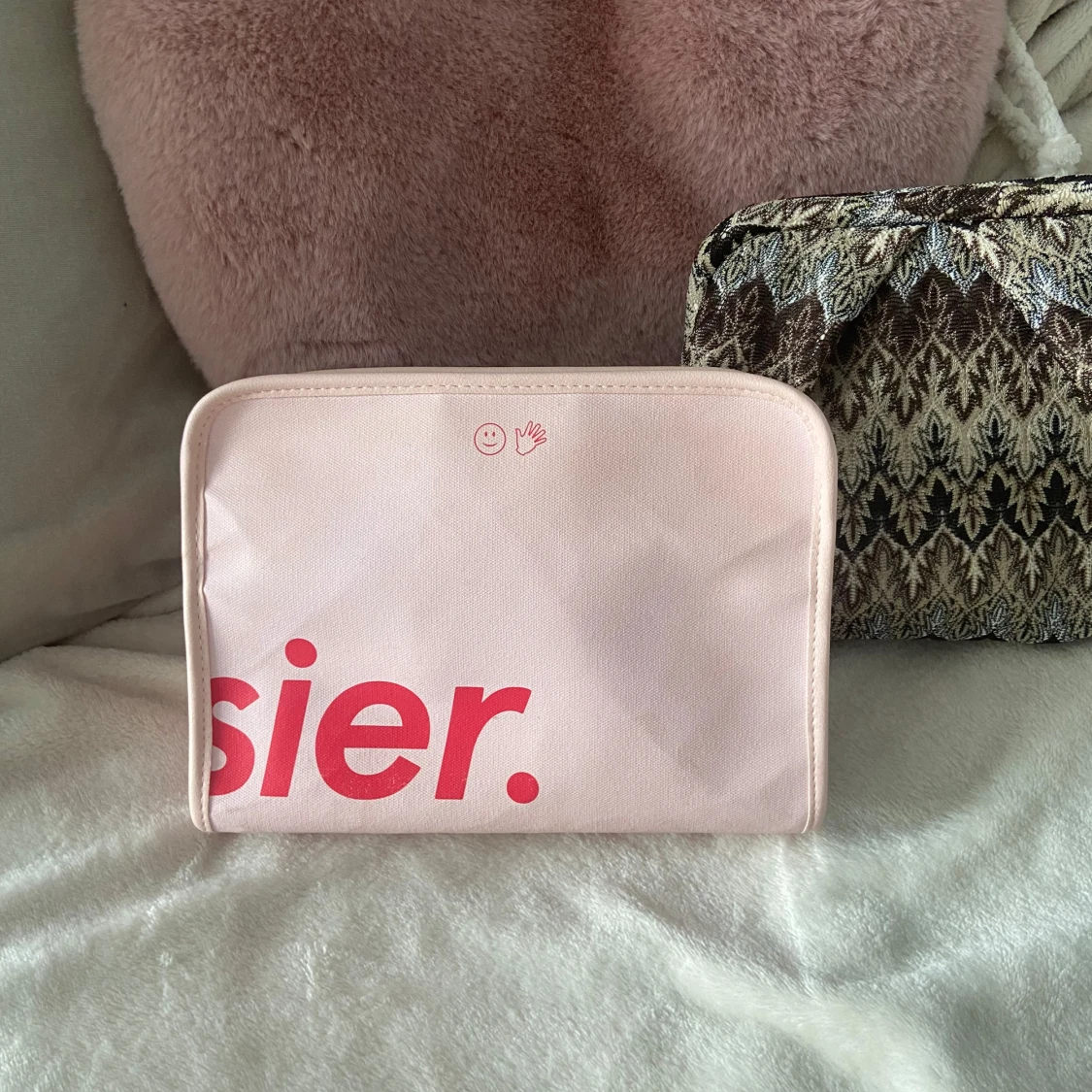 Rosa Glossier necessär med röd text - 3