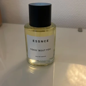 ESSNCE Coco 'Bout You parfym - Parfymflaska från ESSNCE med doften Coco 'Bout You. Doften var tyvärr inget för mig. Endast använd 1 gång. Har ni frågor eller vill ha någon mer bild så är det bara att skicka😊