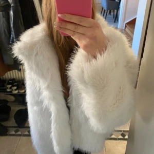 Vit pälsjacka - Skit snygg slutsåld pälsjacka i vitt som är köpt på Gina för 700! Endast använd två ggr, fint skick! Pris går att diskuteras!