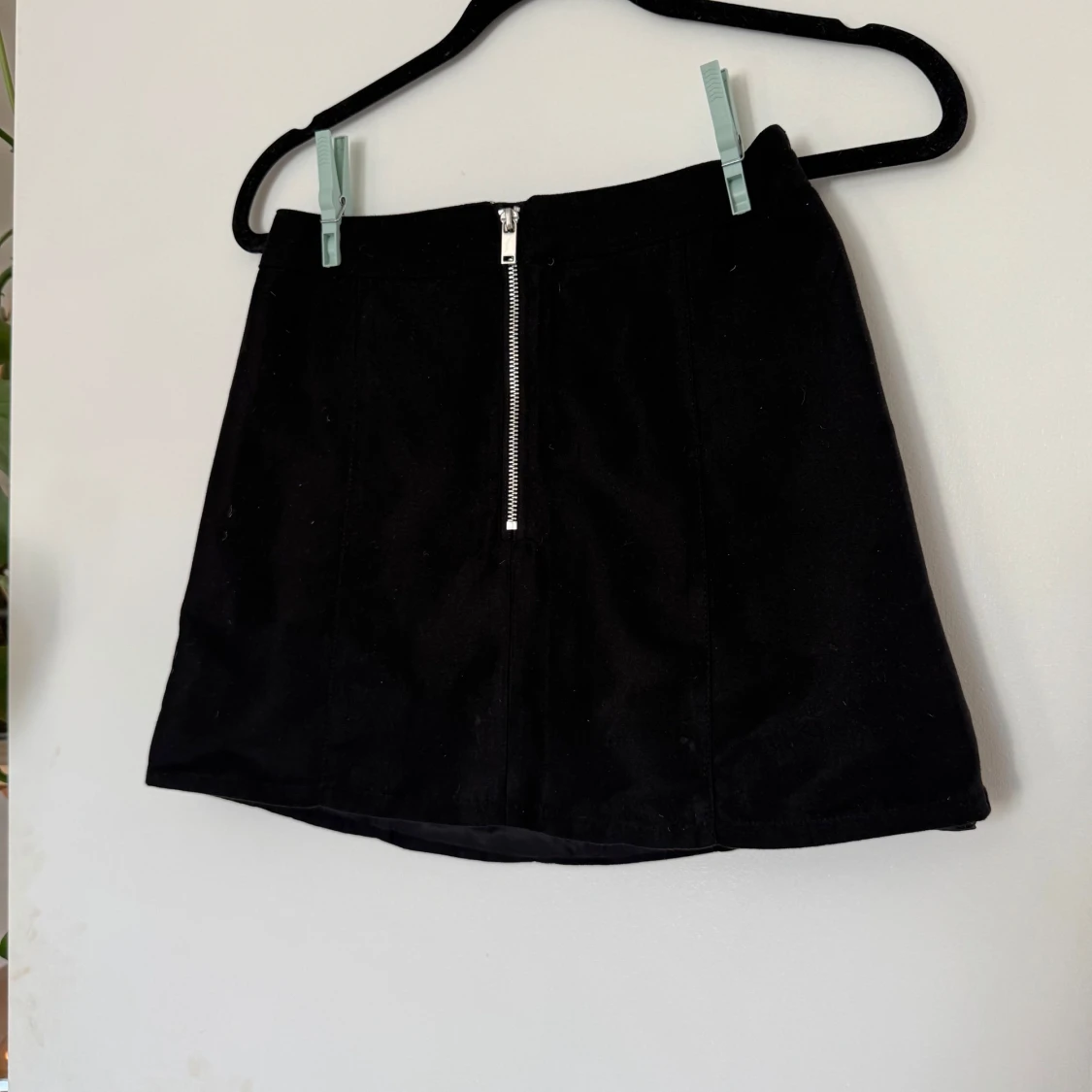 Svart kortkjol med dragkedja - 2