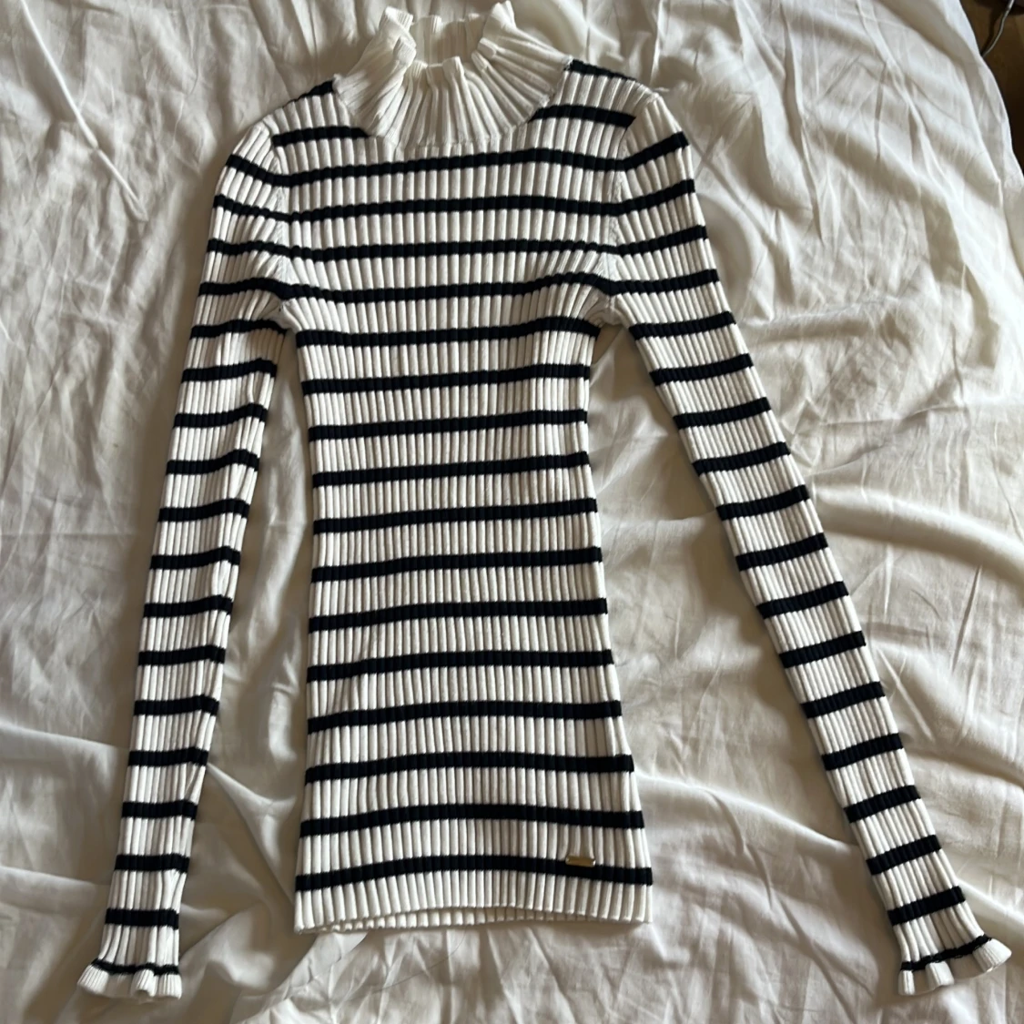 Randig ribbad polotröja i vitt och svart