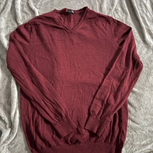 Vinröd merino ull tröja - Snygg merino tröja från Dressman, materialet är riktigt skönt. Storleken är L men passar även större M.