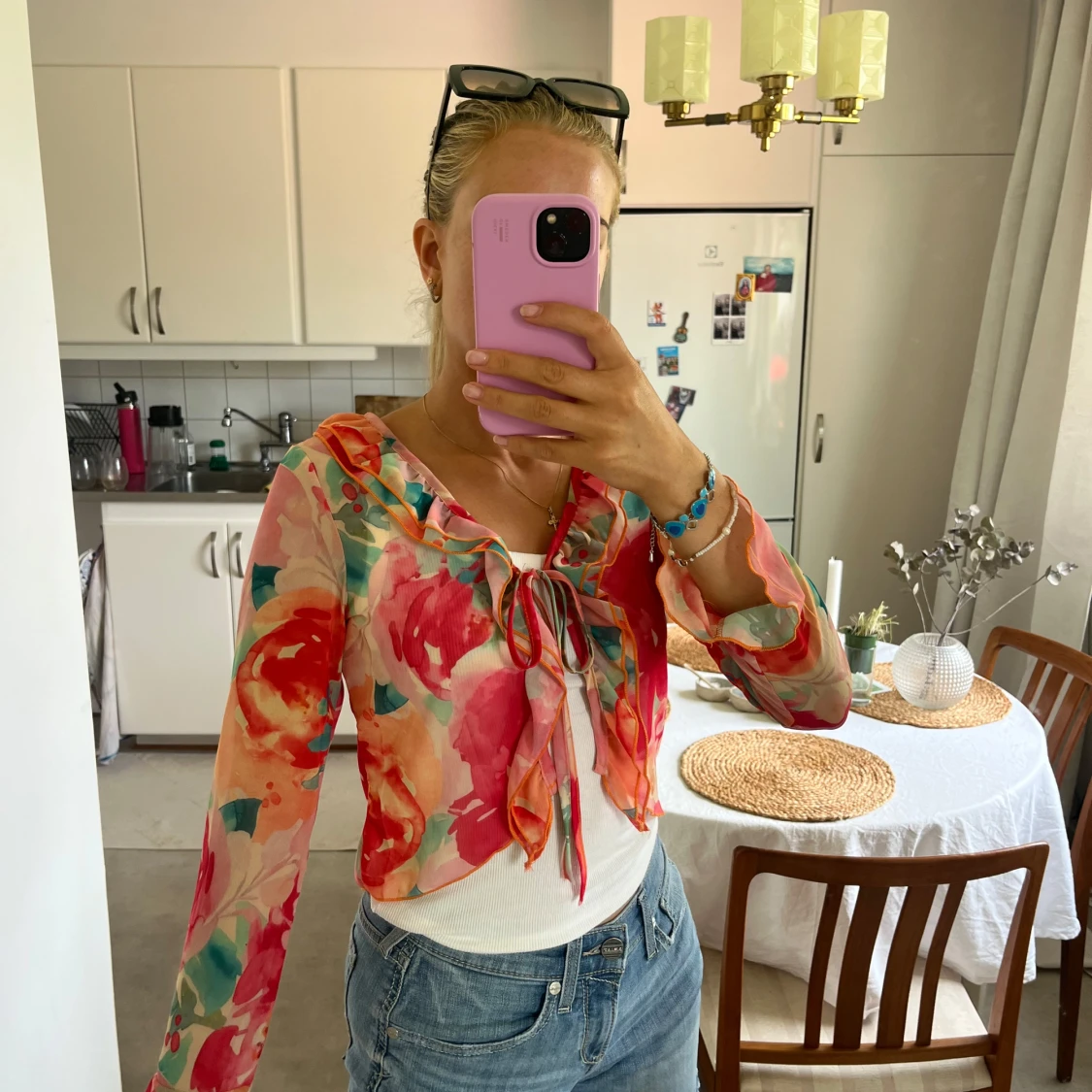 Blommig blus med snörning och volang - 1