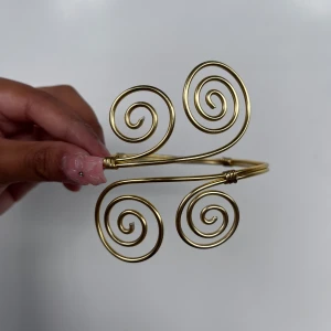 Armcuff  - 🌸Går att böja ut eller in för att få din perfekta passform 🌺Gör även customs!! Skicka in bild eller din idé så kan vi nog säkert lösa det 🥰