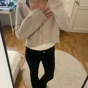 Svarta bootcut jeans - Säljer ett par stilrena jeans från H&M divided i storlek 36 (S/M). Jeansen är bootcut & lite midwaist. De är lite slitna längst ner. OBS! Första bilden är ej min💘 