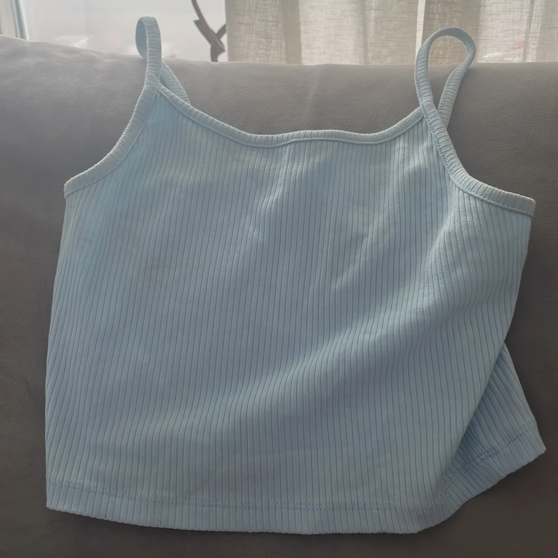 Ljusblå ribbad linnetopp