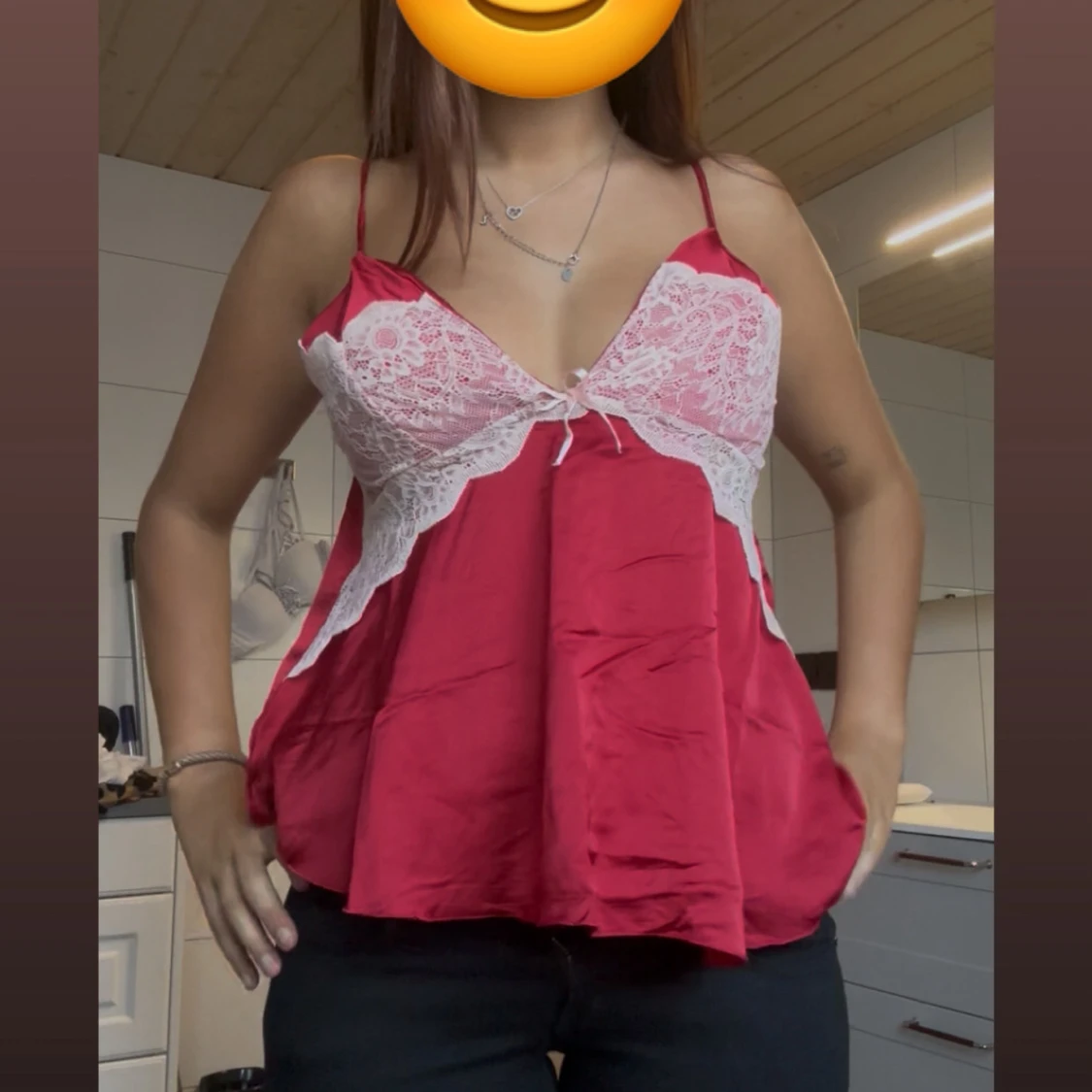 Röd och vit spetslinnetopp i satin - 2